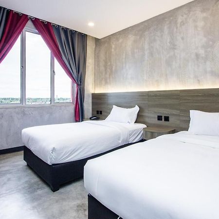Sri Indar Hotel & Suites Parit Buntar Exterior photo