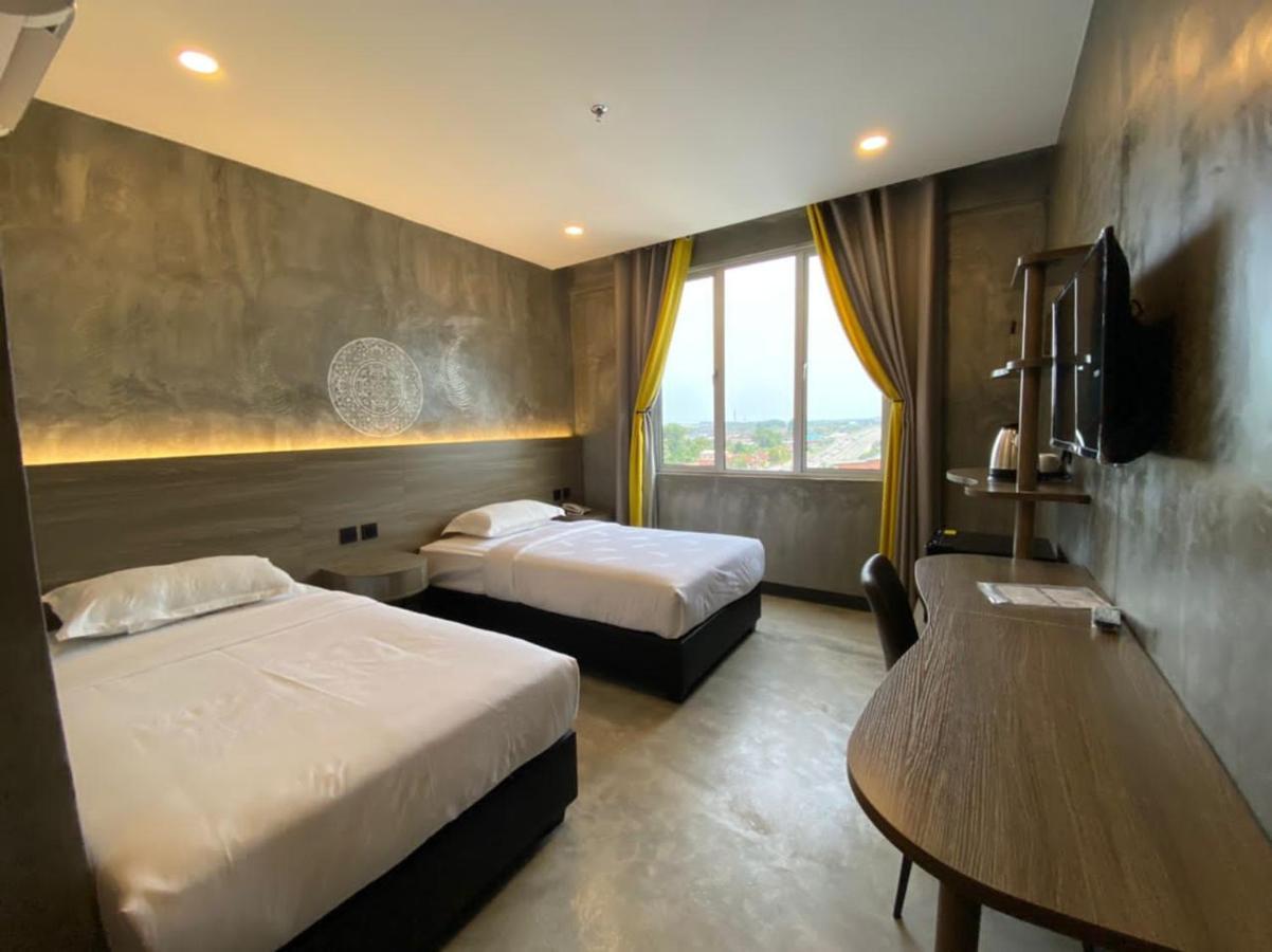 Sri Indar Hotel & Suites Parit Buntar Exterior photo